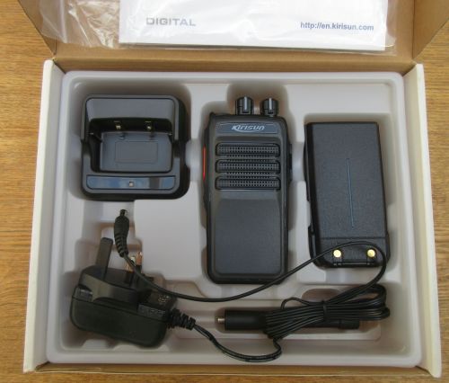 kirisun-dp405-box-contents-1 The Kirisun DP405 Digital/Analogue Walkie Talkie Radio box includes a handheld radio, charging dock, battery, power adaptor, and manual.